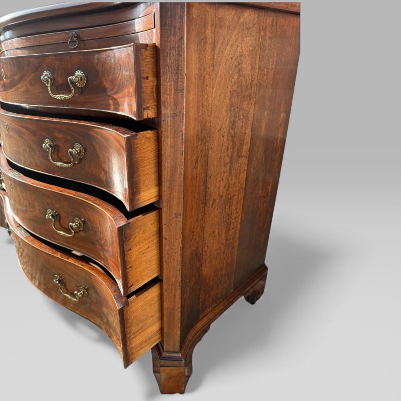 Antique Georgian 1760 Mahogany Serpentine Chest Of Drawers with Brushing Slide - Image 15